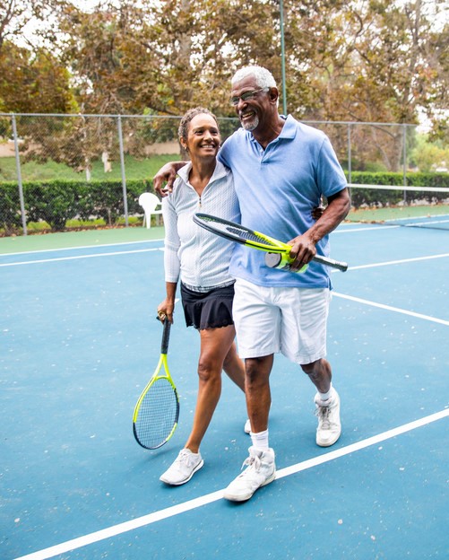 4 57349_Couple Playing Tennis